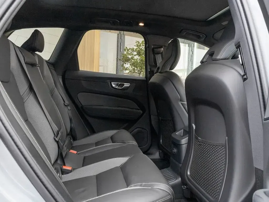 Nowe Volvo XC60 Plus 310 KM (228 kW) 2026 Szary SUV