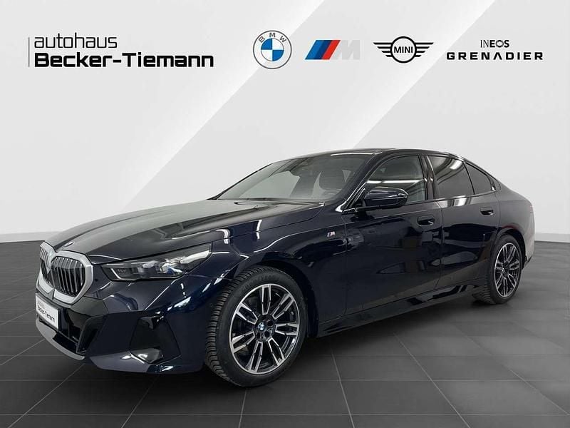 M carbonschwarz Gebraucht 2024 BMW 520 Performance Limousine | 51.710 € (Fairer Preis) - Bild 1/4