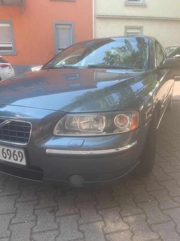 Grau Gebraucht 2004 Volvo S60 Summum Limousine | 3.000 € (Etwas zu teuer) - Bild 1/4