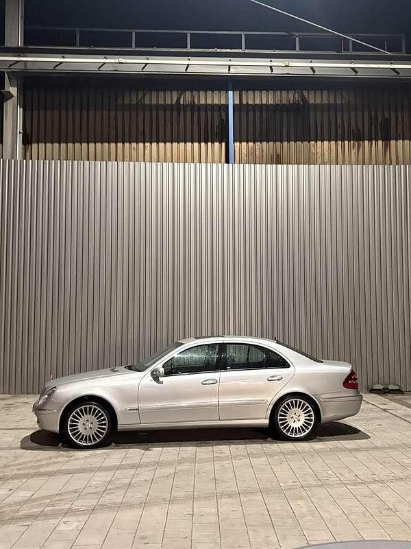 Grau Gebraucht 2005 Mercedes E350 Limousine | 9.000 € (Teuer) - Bild 1/4