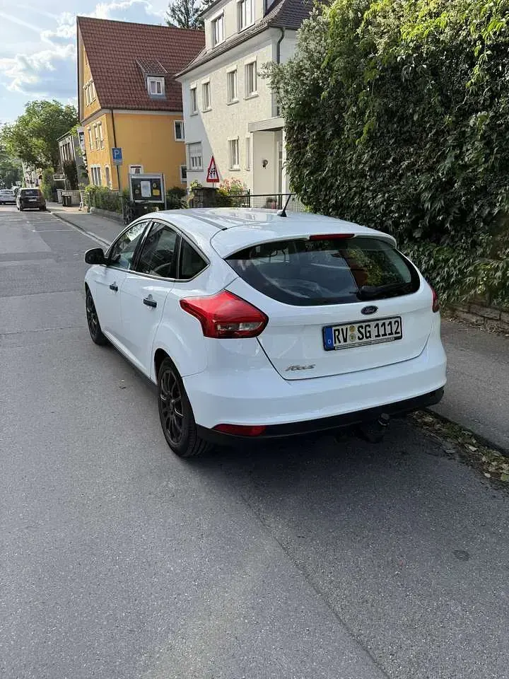 Gebraucht Ford Focus Ambiente 86 PS (63 kW) 2015 Weiß Kleinwagen