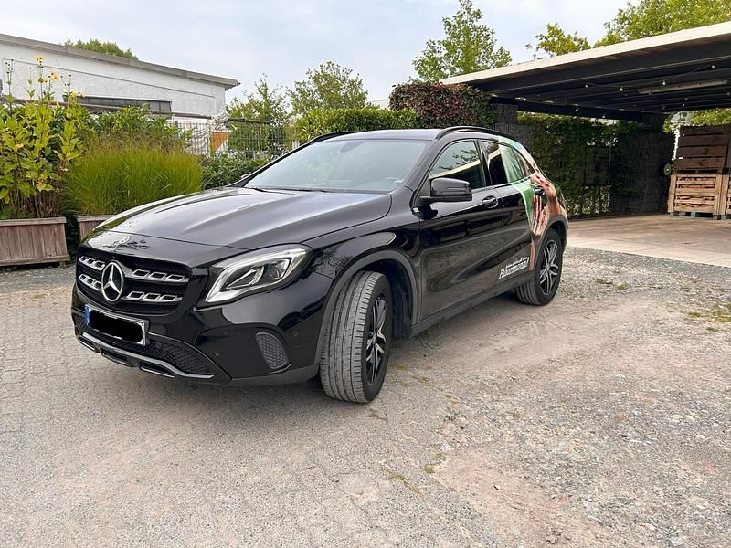 Schwarz Gebraucht 2017 Mercedes GLA180 Urban SUV | 14.500 € (Guter Preis) - Bild 1/4