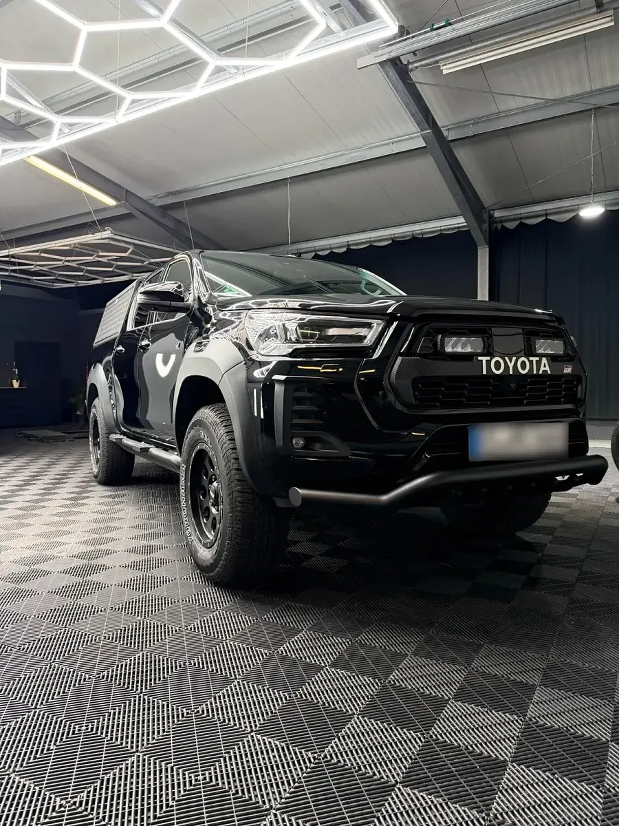 Gebraucht Toyota HiLux Edition 204 PS (150 kW) 2023 Schwarz Pickup
