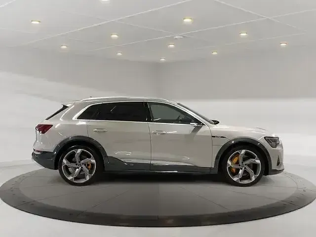 Gebraucht Audi e-tron Sport 369 kW (503 PS) 2021 Beige SUV