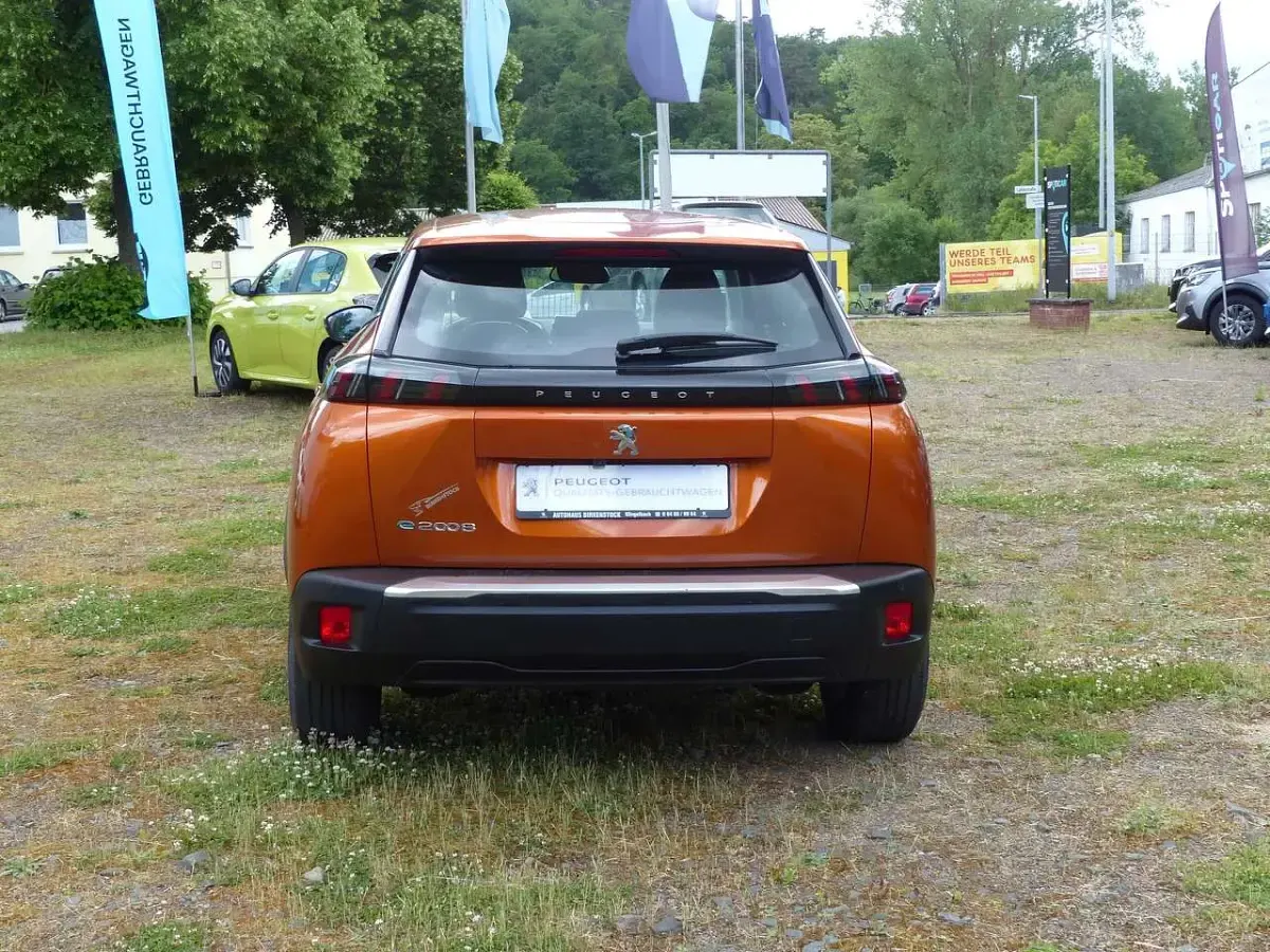 Gebraucht Peugeot e-2008 Active 100 kW (136 PS) 2021 Orangefusion SUV