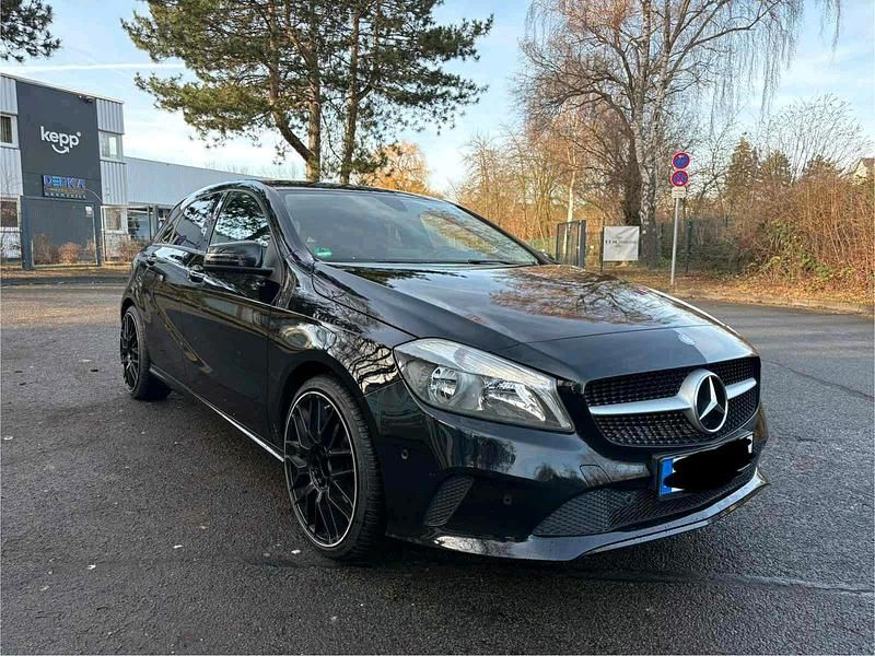 Schwarz Gebraucht 2017 Mercedes A180 Limousine | 10.450 € (Superpreis) - Bild 1/4
