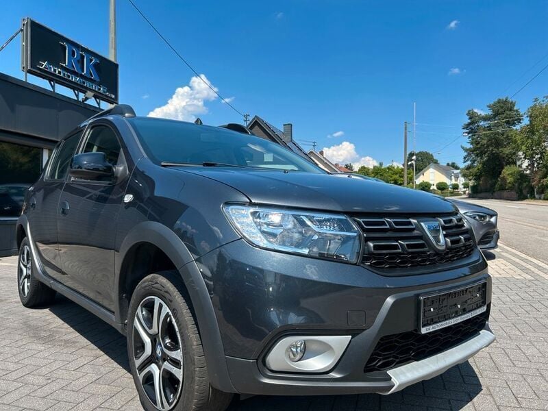 Grau Gebraucht 2020 Dacia Sandero Celebration Kleinwagen | 11.400 € (Fairer Preis) - Bild 1/2