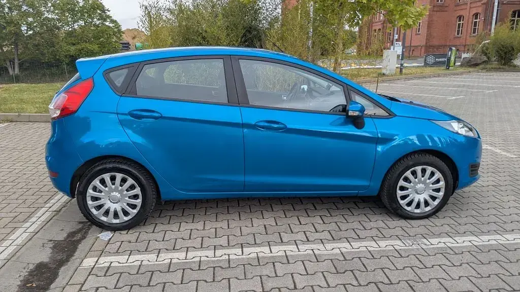 Second-hand Ford Fiesta Trend 80 CP (58 kW) 2015 Albastru Hatchback