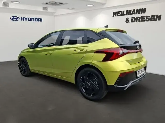 Neu Hyundai i20 Blackline 90 PS (66 kW) 2026 Gelb Kleinwagen