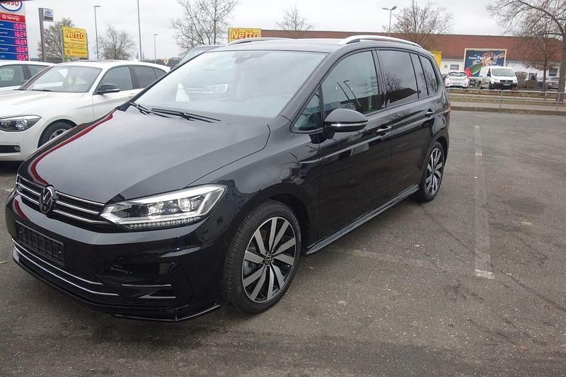 Deep black Gebraucht 2024 VW Touran R-line Van / Kleinbus | 31.900 € (Superpreis) - Bild 1/4