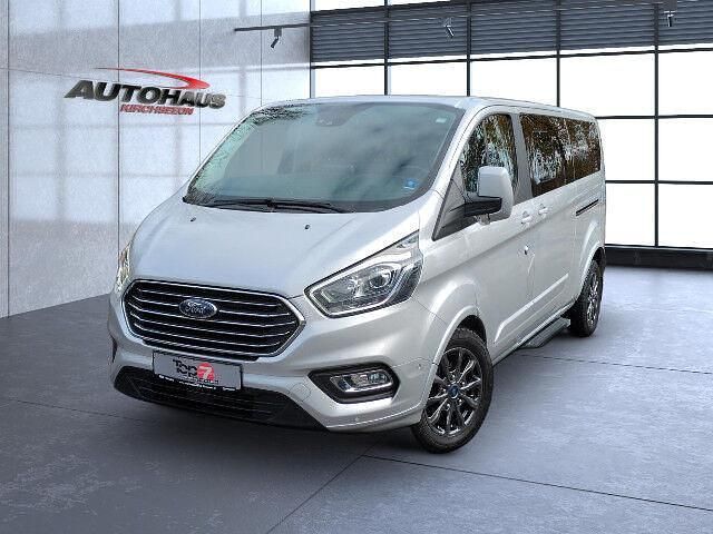 Gebraucht Ford Tourneo Titanium 131 PS (96 kW) 2022 Silber Van / Kleinbus