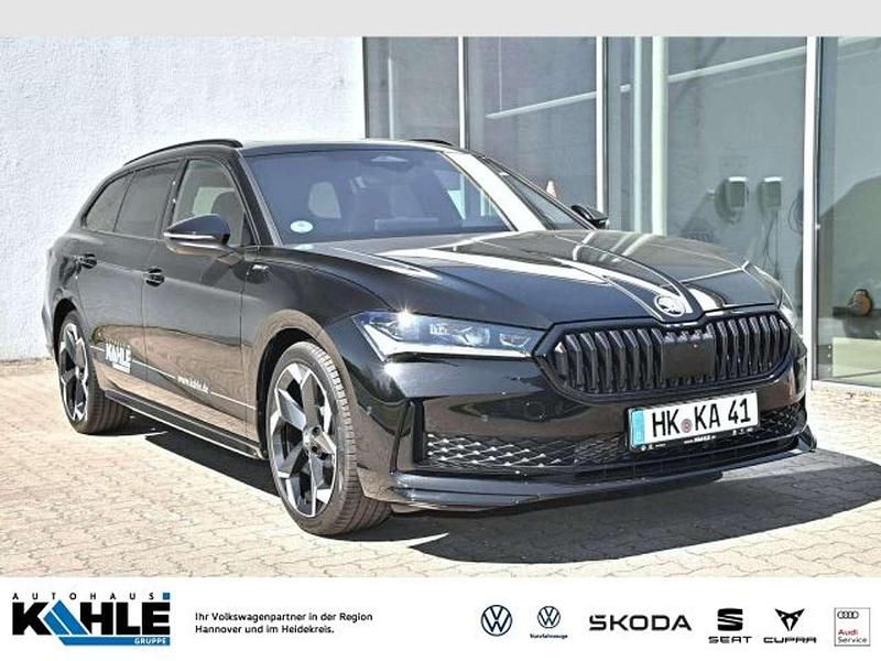 Onyxschwarz metallic Gebraucht 2025 Skoda Superb SportLine Kombi | 56.899 € - Bild 1/4