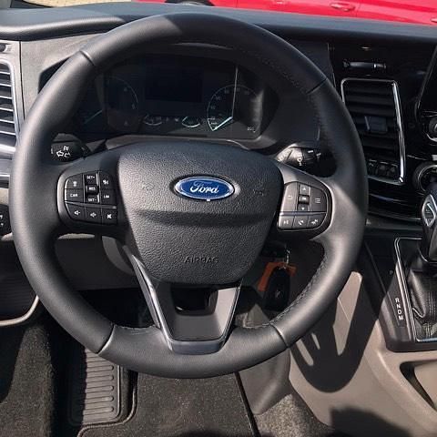 Gebraucht Ford Tourneo 185 PS (136 kW) 2022 Schwarz Van / Kleinbus