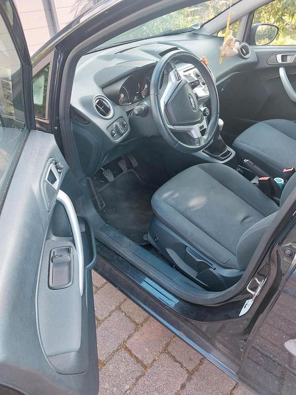 Gebraucht Ford Fiesta 80 PS (58 kW) 2011 Schwarz Kleinwagen