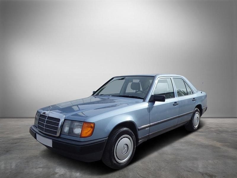 Gebraucht Mercedes E230 136 PS (100 kW) 1985 Diamantblacu metallic Limousine