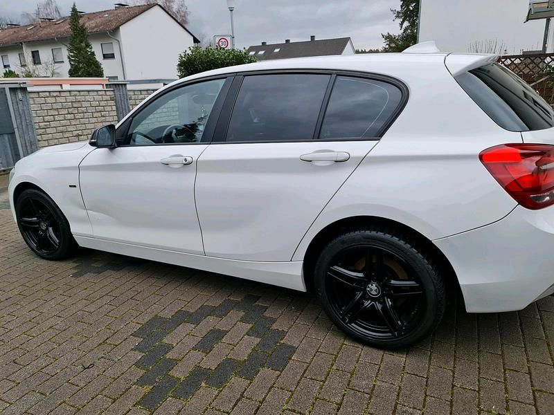 Weiß Gebraucht 2011 BMW 116 Sport Line Kleinwagen | 5.500 € - Bild 1/4