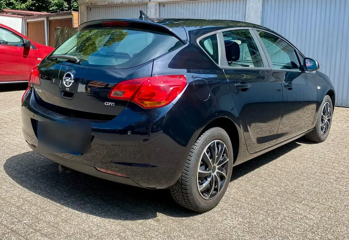 Gebraucht Opel Astra 110 PS (80 kW) 2011 Schwarz Limousine