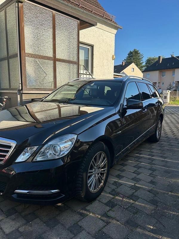 Schwarz Gebraucht 2010 Mercedes E200 Kombi | 9.900 € - Bild 1/4