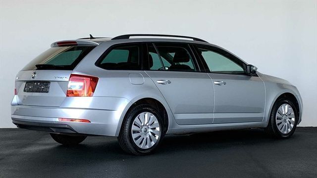 Silber / brillantsilber / metallic Gebraucht 2020 Skoda Octavia Ambition Kombi | 23.450 € (Fairer Preis) - Bild 1/4