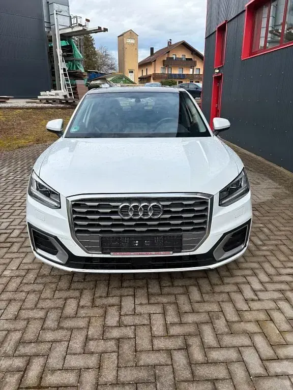 Gebraucht Audi Q2 Sport 150 PS (110 kW) 2020 Gletscherweiß metallic SUV