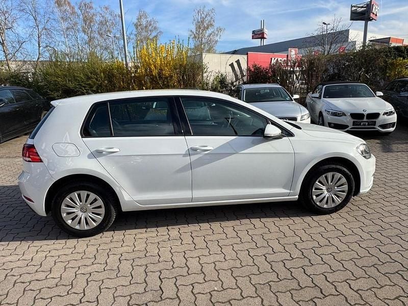 Gebraucht VW Golf VII 86 PS (63 kW) 2018 Weiß Limousine