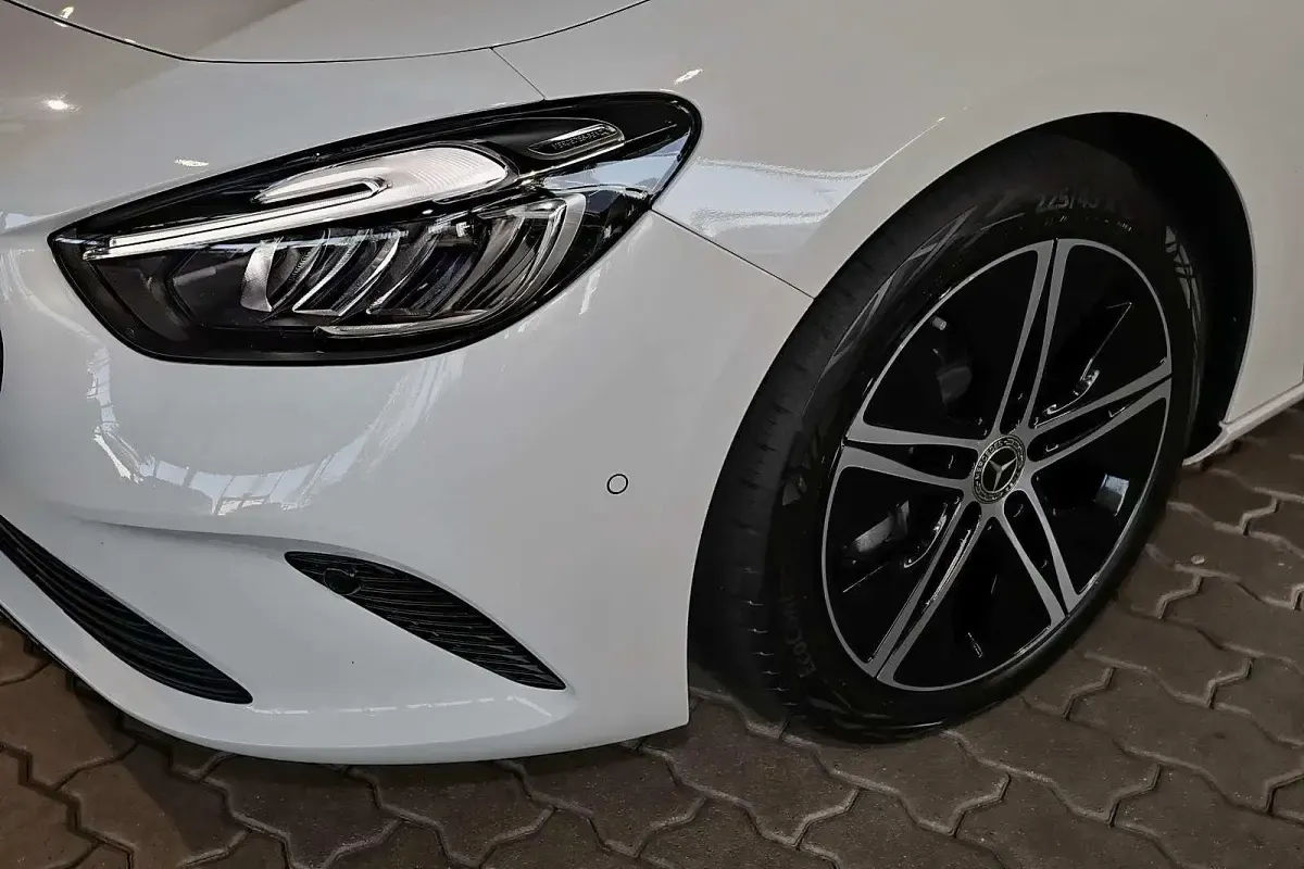 Gebraucht Mercedes B200 Night 163 PS (119 kW) 2024 Unilack polarweiß Kleinwagen
