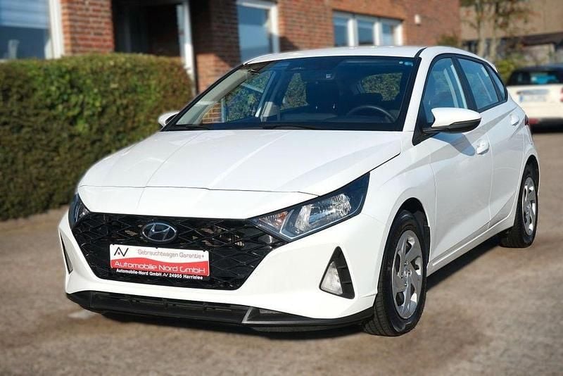 Weiß Gebraucht 2021 Hyundai i20 Style Limousine | 11.990 € (Superpreis) - Bild 1/4