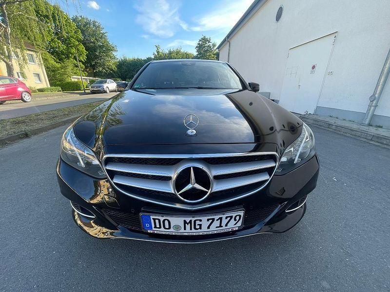 Schwarz Gebraucht 2015 Mercedes E220 Limousine | 16.490 € (Fairer Preis) - Bild 1/4