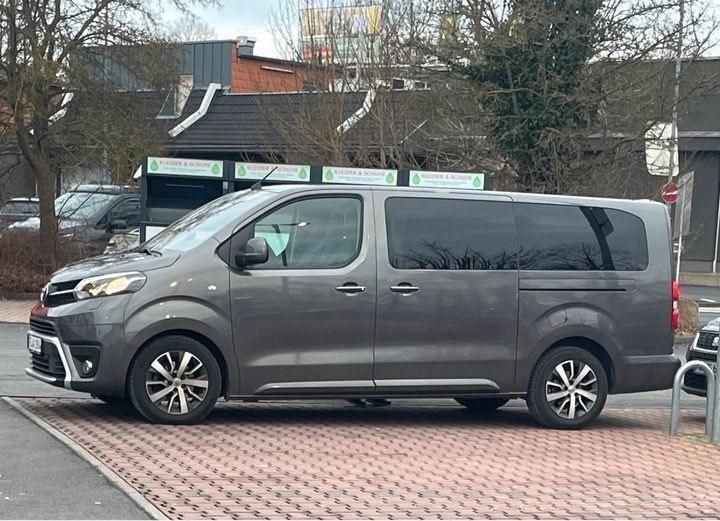Grau Gebraucht 2021 Toyota Proace Verso Kombi | 30.000 € (Superpreis) - Bild 1/4