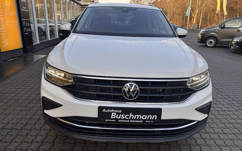 Gebraucht VW Tiguan Active 150 PS (110 kW) 2021 Pure white SUV