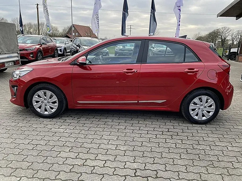 Używany Kia Rio Vision 101 KM (74 kW) 2022 Czerwony Sedan/Limuzyna