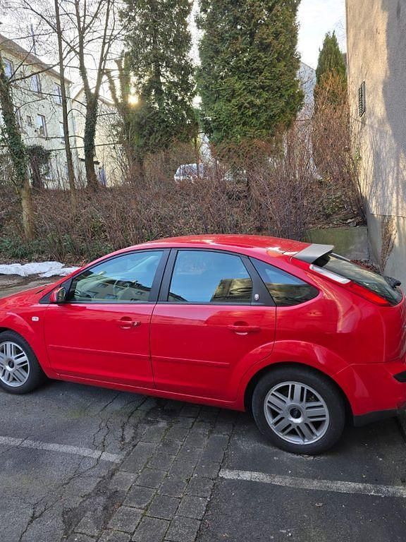 Gebraucht Ford Focus Ghia 116 PS (85 kW) 2005 Rot Limousine