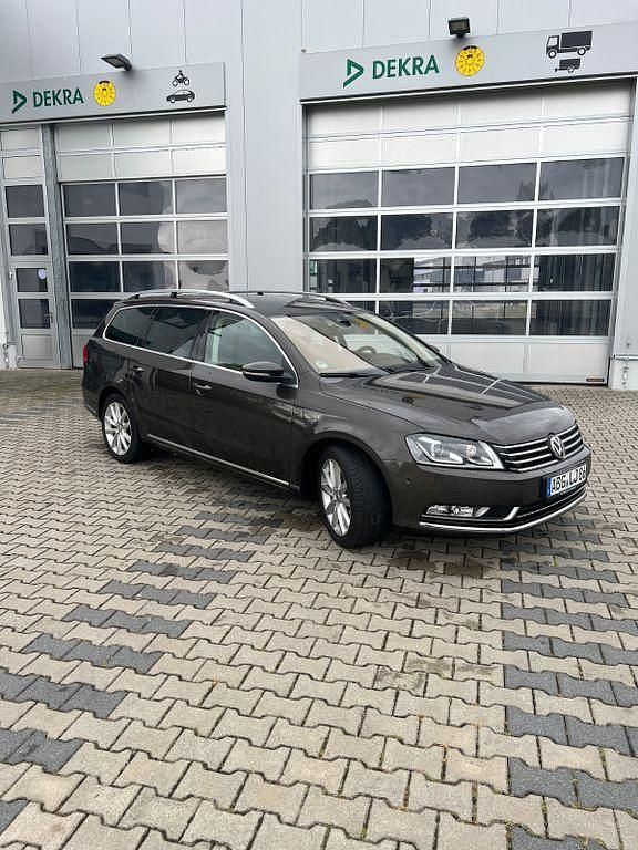 Braun Gebraucht 2013 VW Passat Highline Kombi | 9.999 € (Fairer Preis) - Bild 1/4