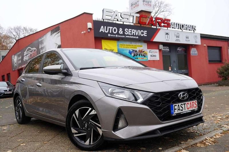 Grau Gebraucht 2023 Hyundai i20 Trend Kleinwagen | 14.790 € - Bild 1/4