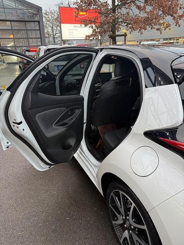 Gebraucht Toyota Yaris Hybrid Style 116 PS (85 kW) 2021 Weiß Kleinwagen