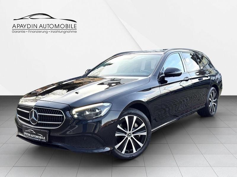 Schwarz Gebraucht 2022 Mercedes E300 Night Kombi | 25.950 € (Fairer Preis) - Bild 1/4