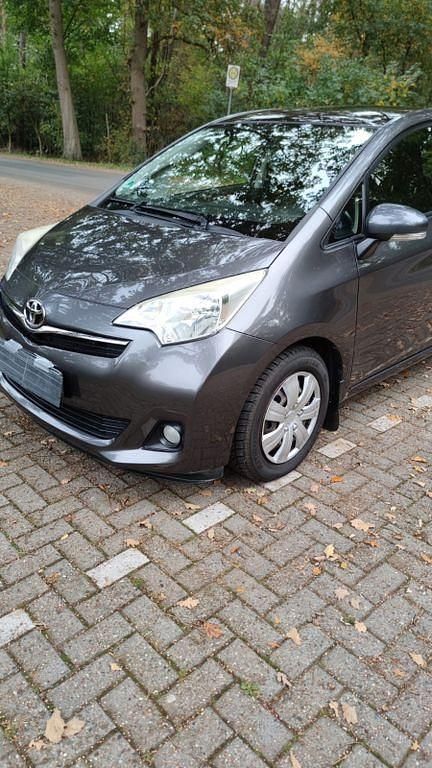 Grau Gebraucht 2013 Toyota Verso-S Multidrive S Van / Kleinbus | 10.890 € (Etwas zu teuer) - Bild 1/4