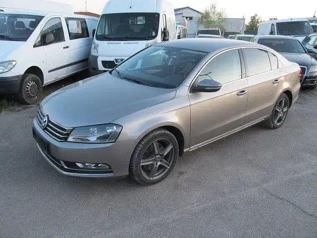 Gebraucht VW Passat 140 PS (102 kW) 2012 Grau Limousine