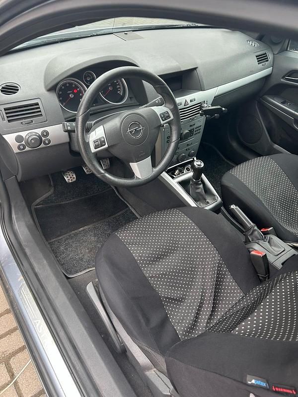 Gebraucht Opel Astra 190 PS (139 kW) 2007 Grau Kleinwagen