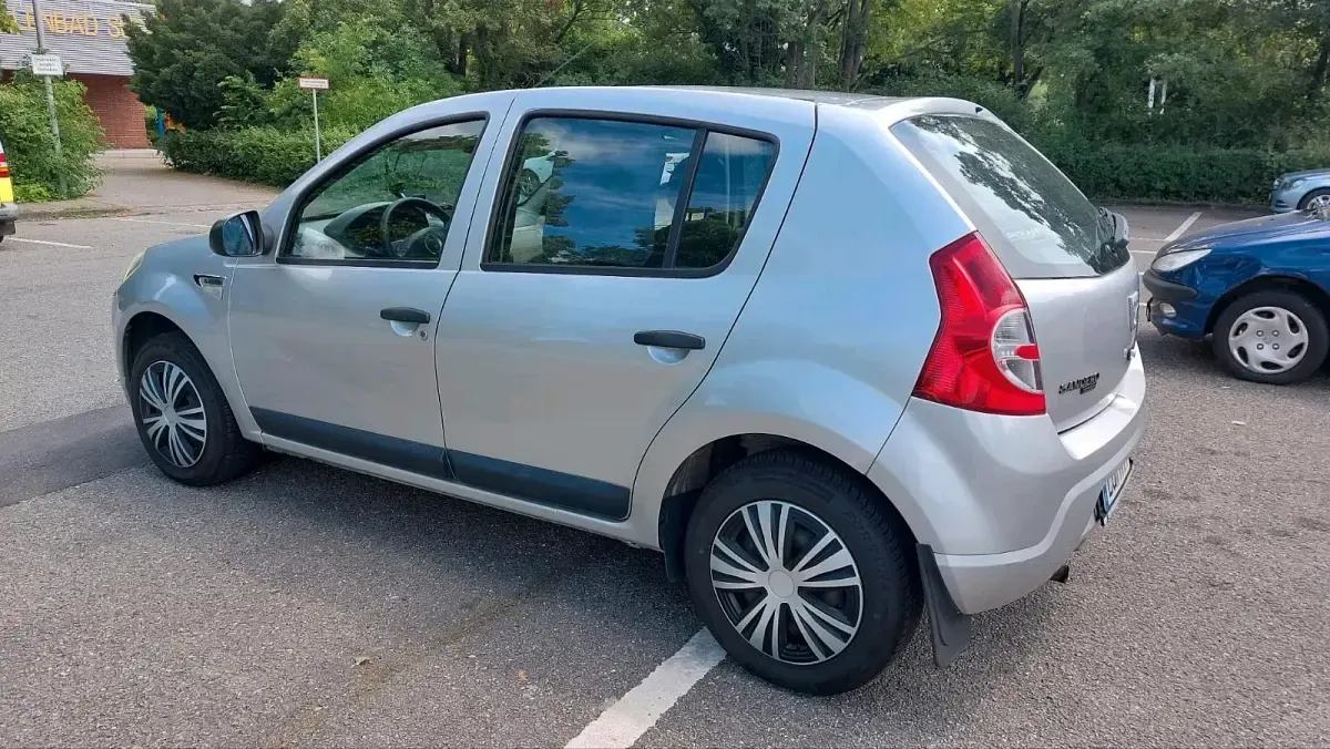 Gebraucht Dacia Sandero 75 PS (55 kW) 2009 Silber Limousine