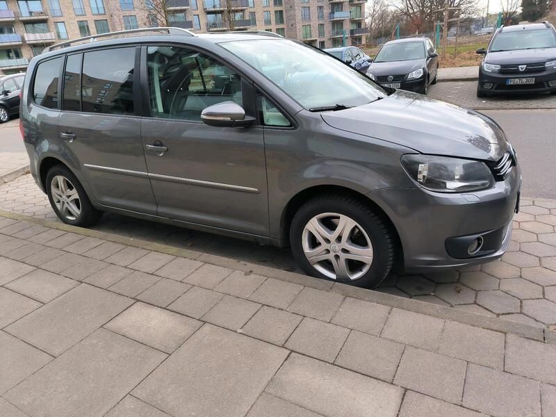 Grau Gebraucht 2010 VW Touran Van / Kleinbus | 6.250 € (Guter Preis) - Bild 1/4