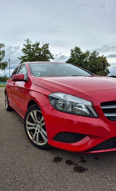 Rot Gebraucht 2013 Mercedes A180 Limousine | 11.800 € (Guter Preis) - Bild 1/4