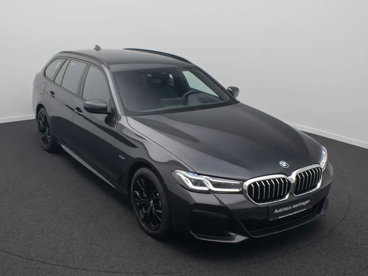Gebraucht BMW 530 M Sport 292 PS (214 kW) 2023 Sophistograu brillanteffekta9 Kombi