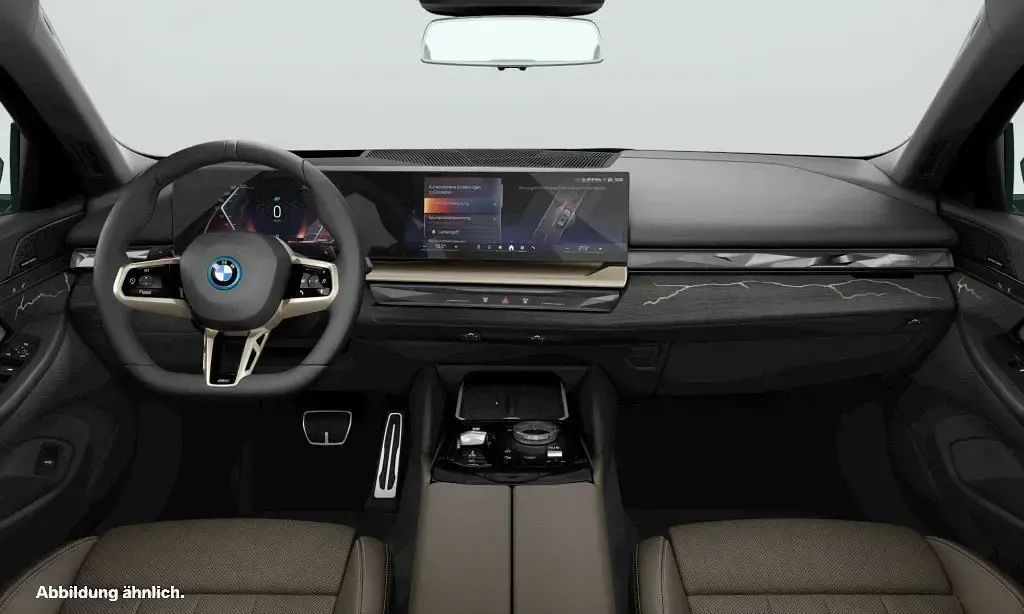Gebraucht BMW 550e M Sport 313 PS (230 kW) 2025 Carbonschwarz Kombi