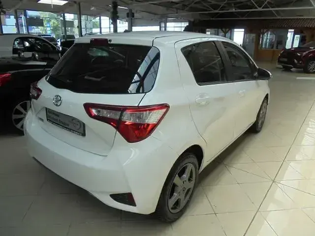 Gebraucht Toyota Yaris Comfort 72 PS (52 kW) 2020 Weiß Limousine