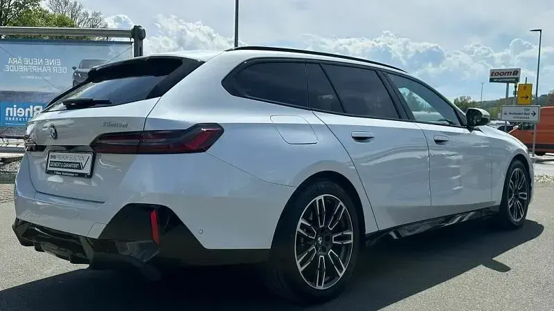 Gebraucht BMW 520 M Sport 197 PS (144 kW) 2025 Weiß Kombi