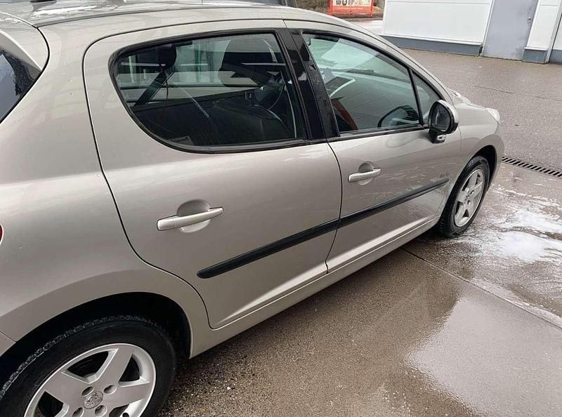 Gebraucht Peugeot 207 95 PS (69 kW) 2008 Silber Kleinwagen