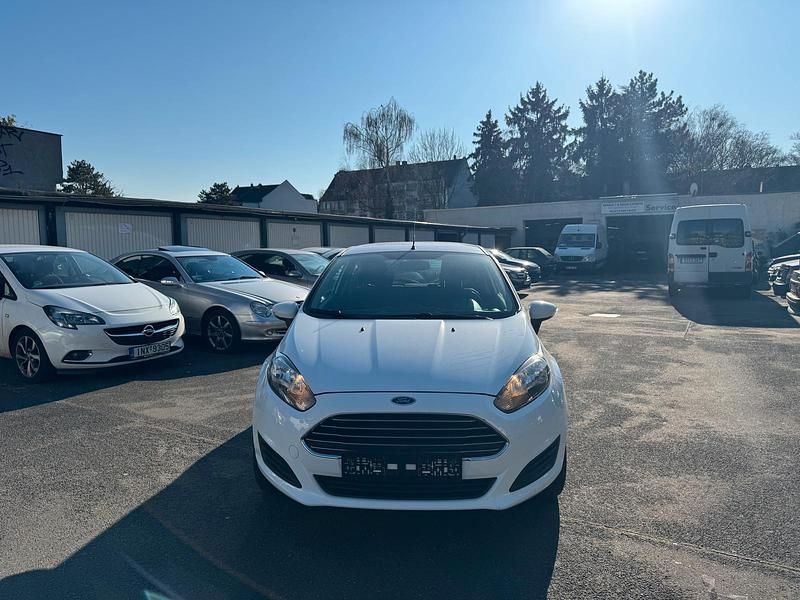Gebraucht Ford Fiesta 60 PS (44 kW) 2014 Weiß Kleinwagen