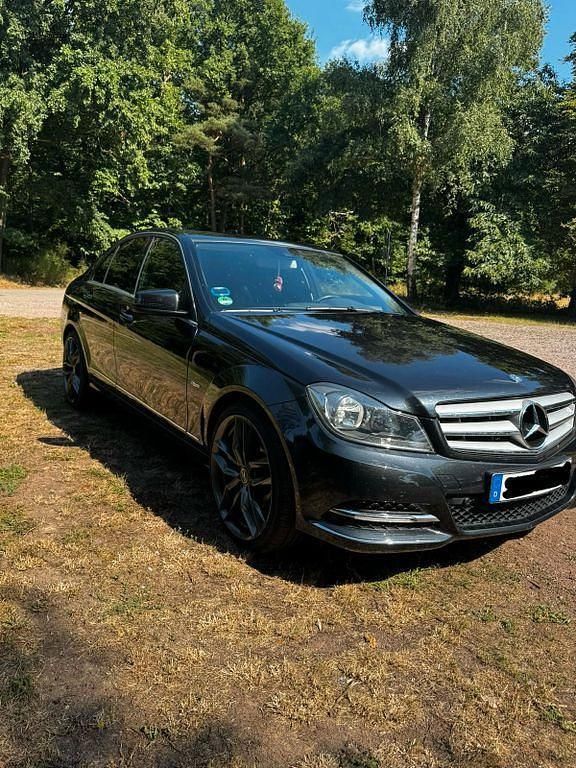 Schwarz Gebraucht 2011 Mercedes C200 Avantgarde Limousine | 14.500 € (Etwas zu teuer) - Bild 1/4