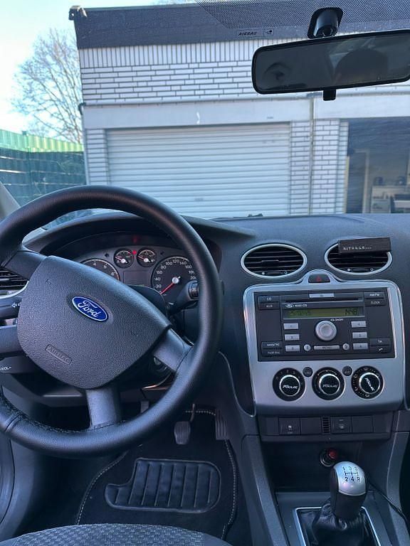 Gebraucht Ford Focus Ambiente 101 PS (74 kW) 2005 Silber Limousine